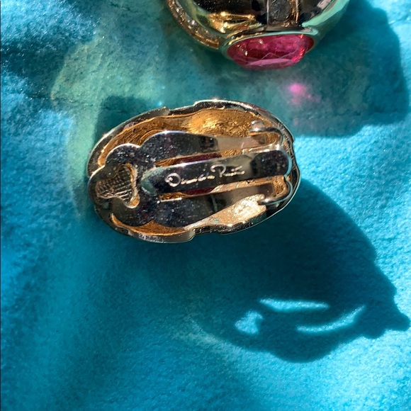 Oscar De La Renta - Clip on Earrings - Picture 2 of 2